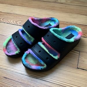 CROCS CLASSIC COZZZY SPRAY DYE SANDAL